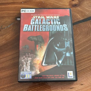 Star Wars Galactic Battlegrounds PC-spel - Säljer PC-spelet Star Wars Galactic Battlegrounds från LucasArts. Spelet låter dig leda arméer från Star Wars-sagan på land, i luften och till sjöss. Perfekt för fans av strategispel och Star Wars-universumet.