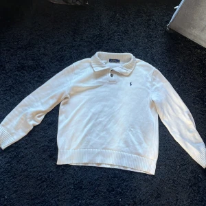 Vit stickad pikétröja från Ralph Lauren - Säljer en vit långärmad stickad pikétröja från Ralph Lauren. Tröjan är i gott skick utan några fläckar, missfärgningar eller hål. Tröjan är storlek Large men passar mig som har Medium i andra tröjor. Tröjan är sparsamt använd. Kom gärna med prisförslag eller frågor om tröjan samt om ni önskar fler bilder.