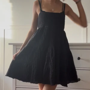 Zara klänning - Säljer en svart klänning med smala axelband och en luftig passform