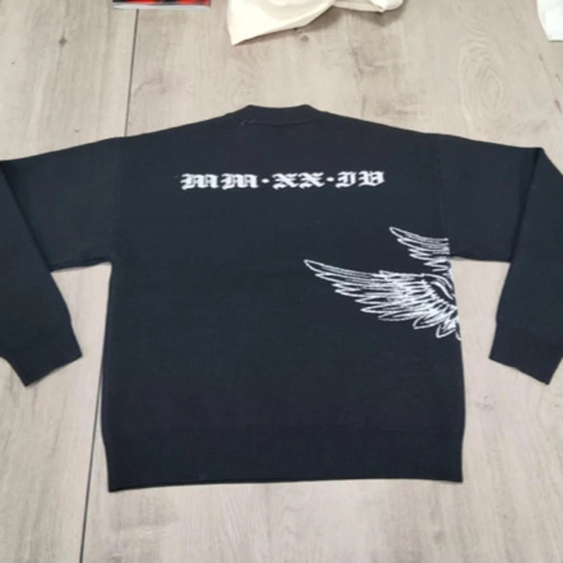 Svart tröja med ängelmotiv - 3