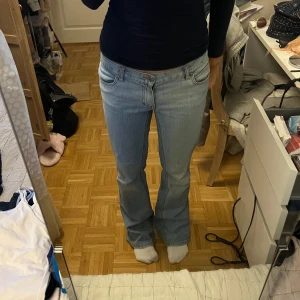Ljusblå lågmidjade bootcut jeans - Snygga ljusblå bootcut jeans med låg midja. storlek 38/32 men jag har minskat denna. de är för stora för mig!                            