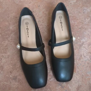 Svarta ballerinaskor med klack och pärldetalj - Använda en gång, bekväma, storlek 39.