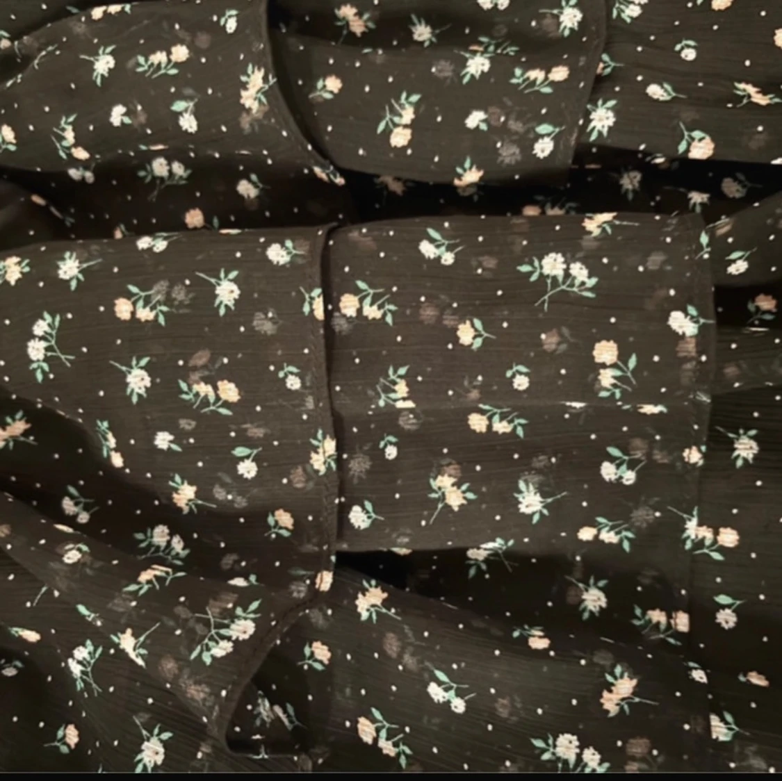 Svart blommig kjol med volanger - 1