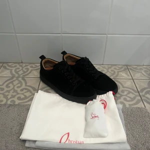 Christian Louboutin sneakers - Svarta Christian Louboutin sneakers i bra skick! Finns lite tecken på användning på sulan och insidan, utöver det i mycket bra skick. Storlek 40, dustbags och snören fås med! Kan gå ner i pris vid snabb affär. Vid frågor eller funderingar så är det bara att höra av sig!