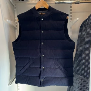 Marinblå dunväst från Stenströms - Hej!👋 säljer denna snygga marinblåa dunvästen från Stenströms. Mycket bra skick där enda ”defekten” är att den är lite dammig vilket är enkelt att borsta bort! Nypris ligger på ca 3200:-💸 men säljer denna för bara 1200:-💰Storlek L men sitter ungefär som S-M. Material: Skal=Manchester Lining=Nylon Fyllning= 90% Dun 10% Fjädrar 🪶 