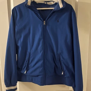 Raulph Lauren Windbreaker - Snygg blå windbreaker från Ralph Lauren. Denna jacka passar ungefär 164-170. Har ni frågor är det bara fråga. 