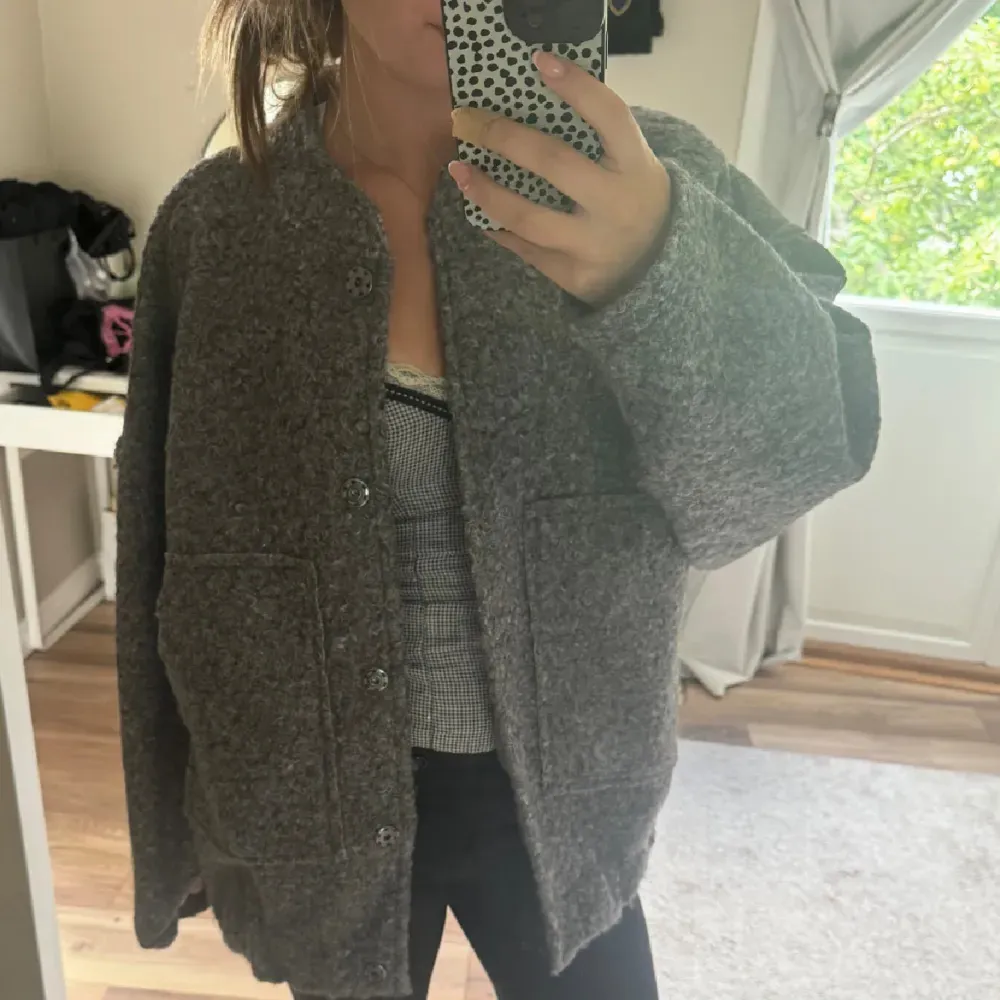 Mysig grå ulljacka med knappar framtill och stora fickor. Köpt här på plick men tycke den satt lite väl oversized på mig 💞. Takit.
