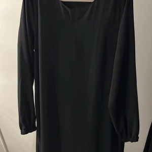 Abaya - Basic svarta abaya, anvädes 1/2 gånger då jag har många svarta abayas. Passar storlek S/M 