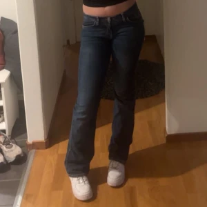 Blå jeans från Peak Performance - Snygga blå jeans från Peak Performance med klassisk design. De har en lågmidjad passform med bootcut, säljs då de inte kommer till användning av mig. Pris kan diskuteras❤️