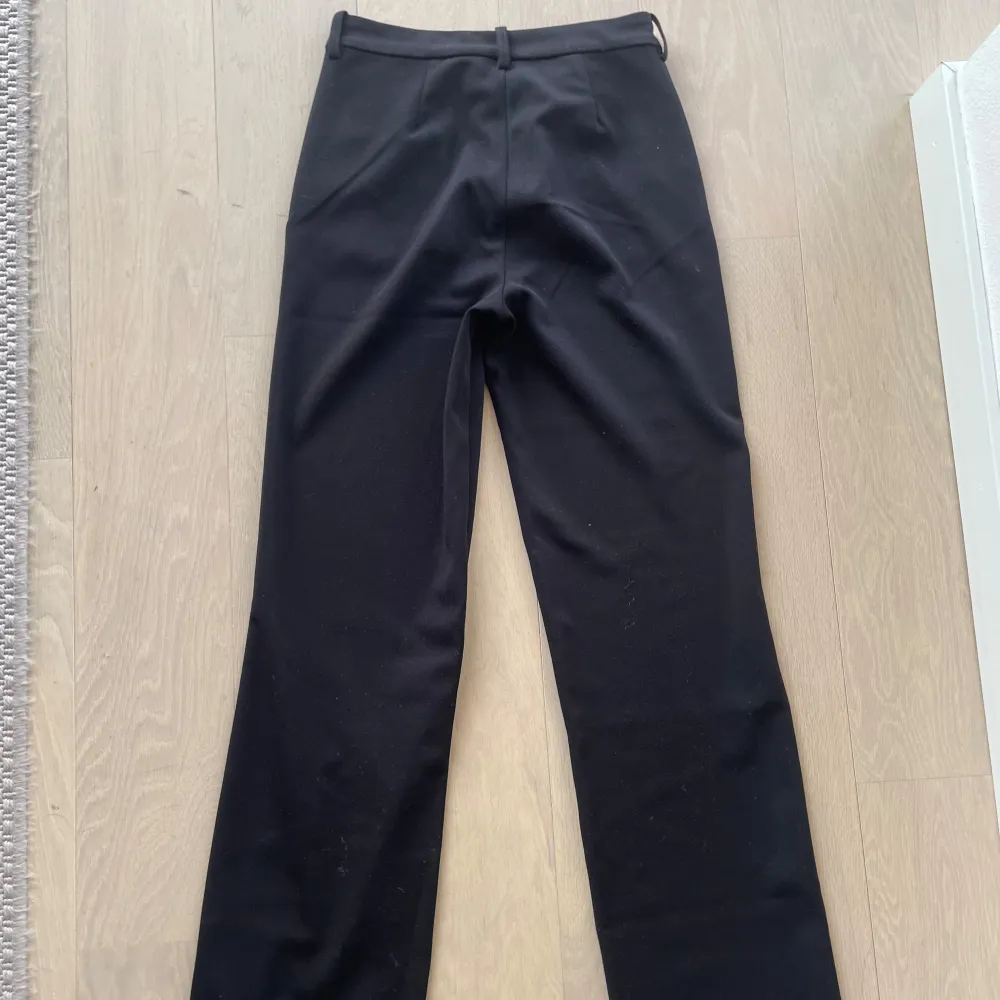 Säljer dessa svarta kostymbyxor från Vero Moda! Byxorna har tecken på användning, därav det billiga priset.. Farkut & Housut.