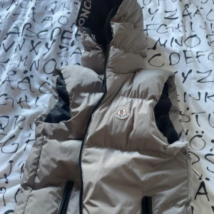 Moncler väst - Moncler väst i riktigt bra skick perfekt nu inför våren använd ca 2-3 gånger, inga defekter eller liknande finns. Vid mer frågor skriv PM. Byten funkar perfekt!!!