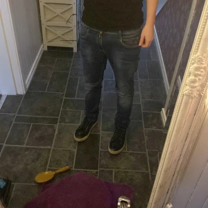 Blå jeans från Replay - Snygga blå jeans från Replay Hyperflex med en klassisk femficksdesign. De har en knappgylf och är tillverkade i ett stretchigt material för extra komfort. Perfekta för en avslappnad stil. De är storlek 158cm men skulle säga att de är mer som 29 på längden och 28 i midjan