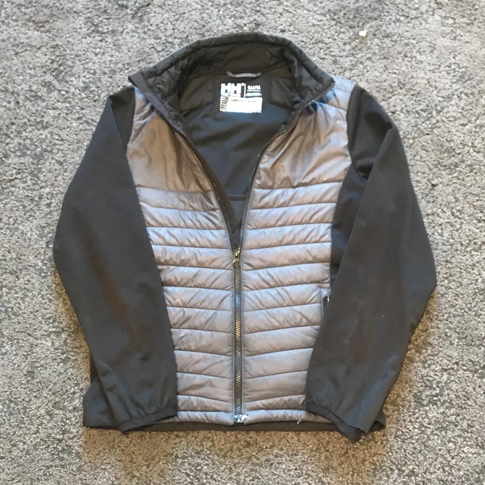 En snygg och stilren cardigan från helly hansen som är perfekt nu inför våren, storlek 158-164 men kan passa dig som är lite längre, skicket är dåligt därav det billiga priset, hör av dig för bild på defekterna eller om du har någon annan fundering!. Takit.