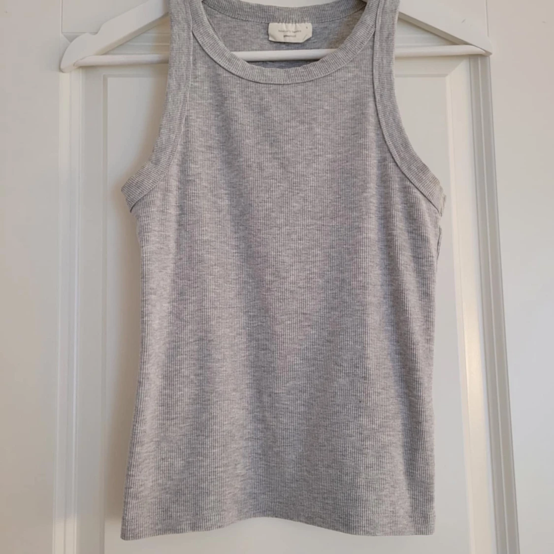 Grå ribbad linnetopp från Gina Tricot