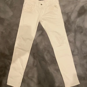 Vita replay anbass  - Storlek W30 L32 Vita replay anbass slim jeans sjukt stilrena och passar till många outfits. Skick 8/10 