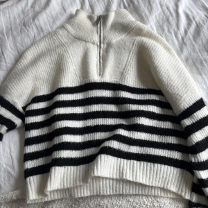 Stickad randig tröja  - En stickad randig polo tröja från Kappahl. I storlek 170. Tröjan är använd ett fåtal gånger, inga tecken på användning, möjligen upp mot halsen/ kragen.