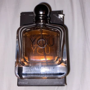 stronger with you 100ml - Ny pris runt 1000-1200, En fett parfym till vinter den är knappt använd. Kan byta mot något fett. Runt 90 % kvar
