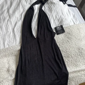 Svart klänning - En helt oanvänd svart klänning från Nelly, prislapp kvar. I storlek 36 s. Ganska genomskinlig i materialet. 