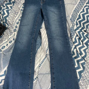 Blåa Jeans - Säljer ett par blåa jeans strl 36, 100 kr