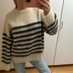 Mohair tröja  - Stickad mohair/ull tröja. Prislapp kvar på och tröjan är slutsåld