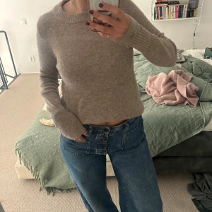 Cos tröja  - En superfin cos tröja som kan stylas hur som helst! Man kan ha armarna långa eller vika upp dem för en mer unik look. 