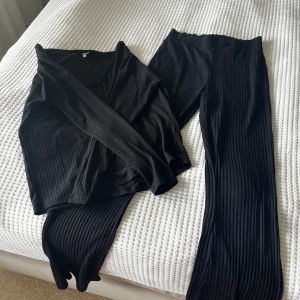 Ribbat set Nelly - Svart ribbat set från NLY Trend. Strl S, strechigt inte så tjockt material. 