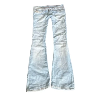 Ljusblå superlågmidjade jeans från diesel - Sååååå sjukt snygga vintage jeans från diesel! 💓 Superlågmidjade och så snygg färg! Midjemått: 38 cm Innebenslängd: 76 cm. Sytt in resorband men super lätt att ta bort om man inte vill ha!!💕