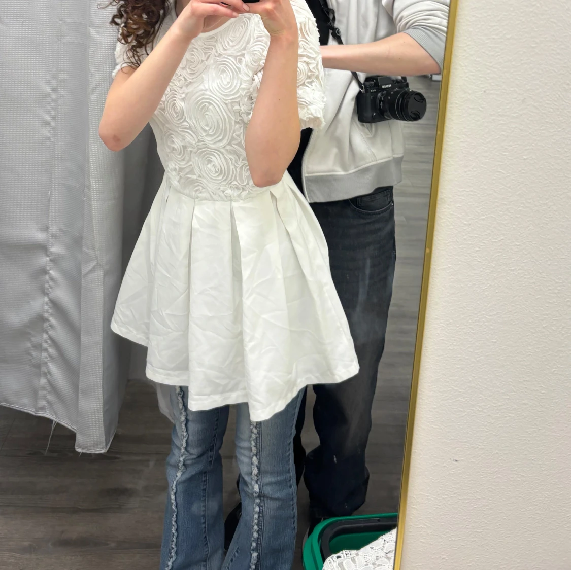 Vit kortklänning med rosmönstrad överdel