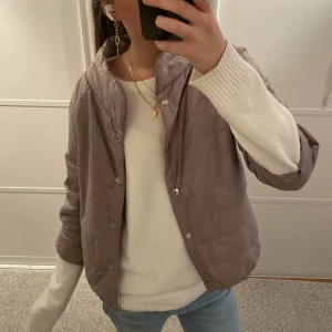 Trekvartsärmad beige jacka - Jättefin in Trekvartsärmad jacka! I super skick, köp gärna genom köp nu❤️