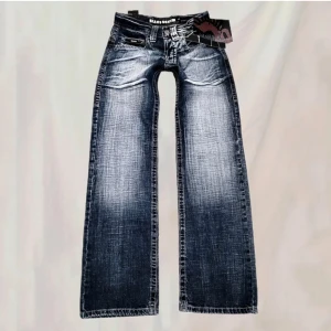 Coola jeans (skriv innan köp) - Midja: 75 Innerbenslängd: 79,5 Grenhöjd: 20 köpte de på Plick men har aldrig använt de! Lapparna var kvar när jag köpte de. Skulle säga att de sitter midwaist och ganska rakt i benen. Det är inte mina bilder utan ägarens innan❗️färgen visas bäst på❗️