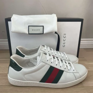 Gucci ace  - Gucci ace || skick 9,5/10 || stl 9 1/2 - EU 43,5-44 || tillbehör: dustbag || Ingen defekt eller slitage alls, nästan nyskick, helt nya snören! || hör av er vid frågor mvh LuxuryTrends🙌