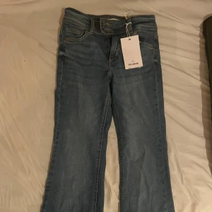 lågmidjade bootcut jeans - jätte fina nya jeans men säljer för att dom är för långa på mig 