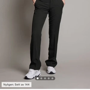 Svarta kostymbyxor med raka ben - Säljer mina svarta lågmidjade ”Vera” kostymbyxor från bikbok💓 de är i mycket bra skick och har inga defekter! Storleken passar mig som har 34/36 i byxor
