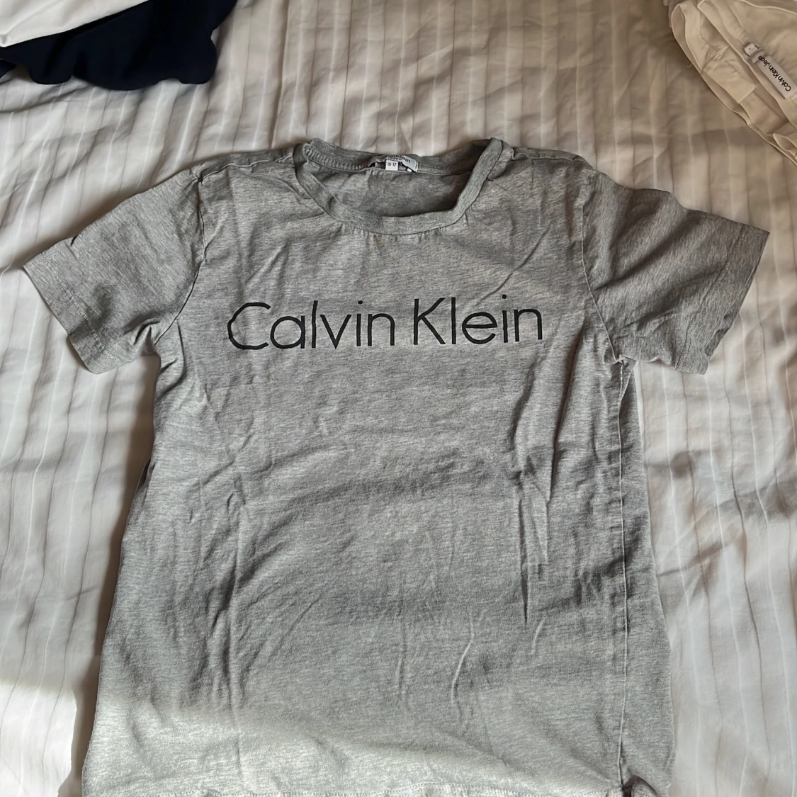 Grå t-shirt från Calvin Klein