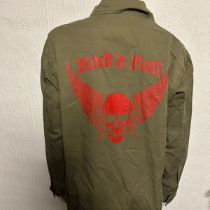 Jacka XL - Helt ny jacka i skön bomull. Storlek XL. Knäppning fram. Ofodrad. Specialtryck i rött.