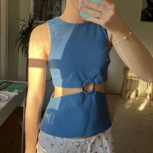Topp cut out  - Så fin och endast använd två gånger så i mycket bra skick! 
