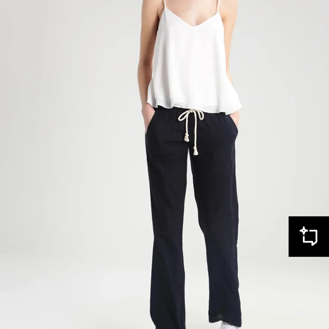 Svarta linnebyxor med snörning