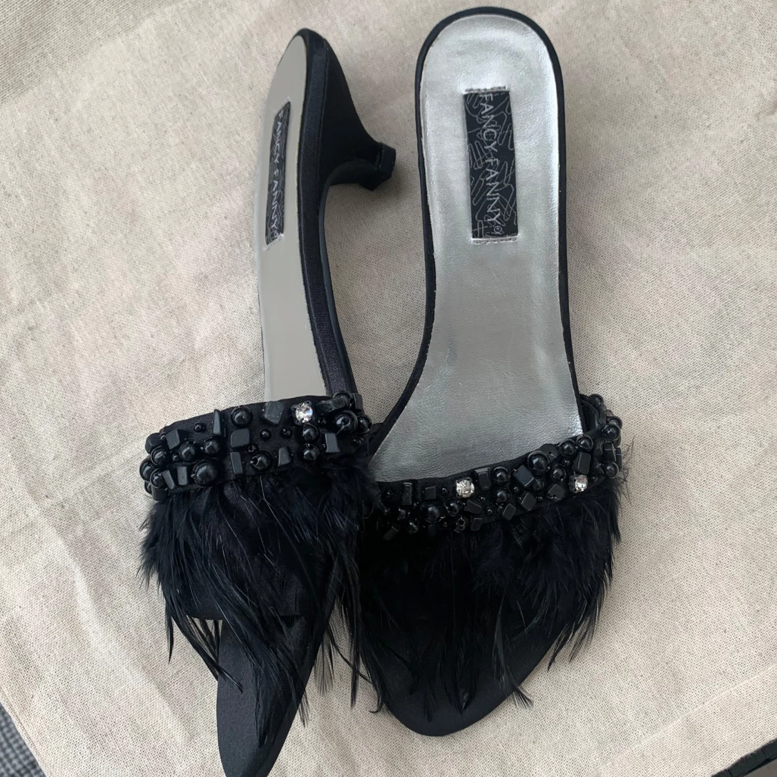 Svarta kitten heels med pärlor & fjädrar - 2