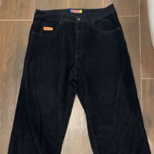 Empyre pants - Svarta baggy skater byxor från empyre. Dom är i helt perfekt skick knappt använda. Säljer för att har bytt stil. Dom är baggy perfekt för skater stil. Pris kan diskuteras