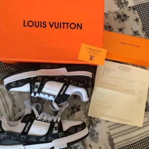 LV trainers - Skorna är i mycket bra skick. Priset kan diskuteras vid snabb affär.