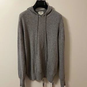Soft goat hoodie - Soft goat hoodie grå  Storlek Large Material 100% Kashmir  Jättefint skick - inga spår av användning Nypris: 2695kr Mitt pris: 1250kr  Modell med klassisk passform och huva. 