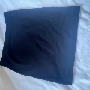 Svart tubkjol - Enkel svart tubkjol i stretchigt material. Kjolen är kort och har en rak passform utan synliga detaljer. Perfekt basplagg att matcha med olika toppar.