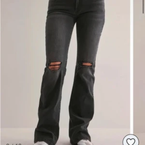 Jeans med hål - Lågmidjade svarta jeans med hål från Nelly💘bra skick, nypris 700 (AVKLIPTTA”