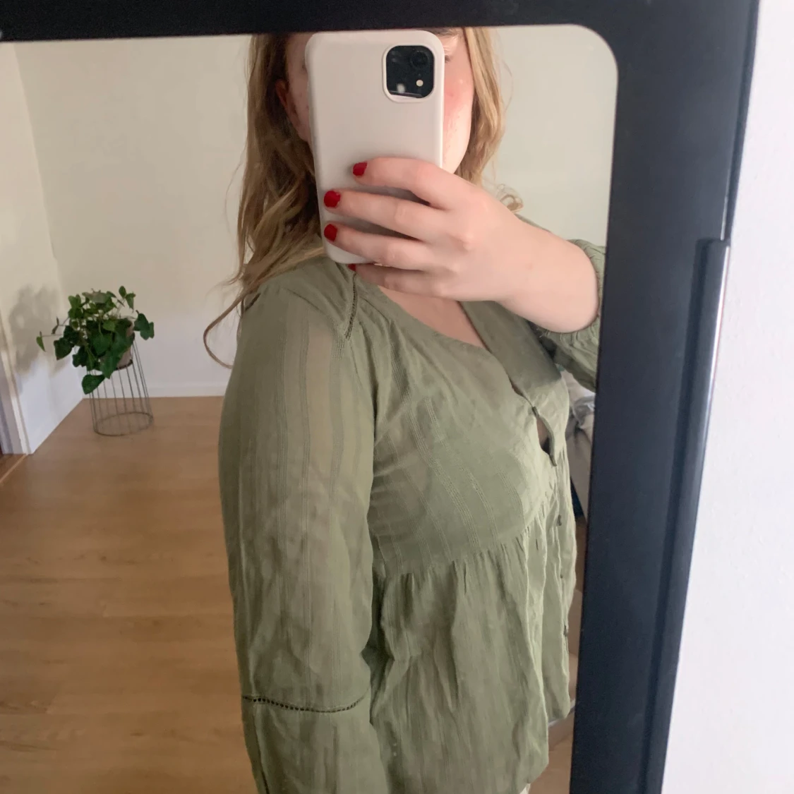 Olivgrön blus/skjorta med knappar - 1