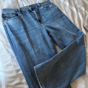  Mid waist straight jeans från Cubus  - Klassiska blå jeans med rak passform och normal midja. Jeansen har fem fickor, dragkedja och knapp framtill. Perfekta till vardags och enkla att matcha med olika toppar. Använd en gång inga defekter alls 