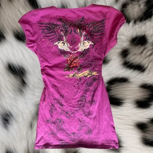 Y2k t-shirt - Super cool t-shirt ifrån märket one love❤️den har super många coola designer på framsidan och baksidan men även en ros med rinestones på framsidan❤️den sitter med kroppen och passar super bra till sommaren❤️de står den är storlek M men den sitter mer som en S 