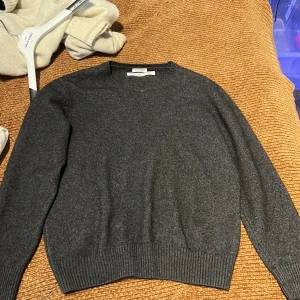 Mörkgråfrån Gran Sasso - Mörkgrå klassisk rundhalsad tröja från Gran Sasso. Tillverkad i 60 procnet cashemre 35 ull 5 silk  med ribbade muddar vid ärmslut och nederkant. Perfekt för kyligare dagar och enkel att matcha med olika outfits. Den har ett litet hål i nacken och ett konstigt namn lapp som var där när jag köpte tröjan och vill inte rycka bort den pga de kan skada tröjan, nypris 4499 självklart äkta