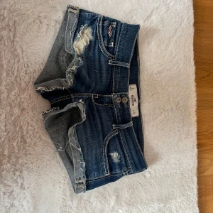 hollister shorts - säljer dessa hollister shorts som är väldigt lågmidjade, de är lite för små för mig. köptes på vinted men jag har aldrig använt dem efter köpet