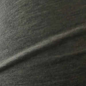 Mörkgrå basic tröja - Mörkgrå tröja i mjukt material med lätt melerad yta. Tyget ser ut att vara stretchigt och passar perfekt för en avslappnad stil. Enkel och stilren design utan synliga detaljer eller mönster.