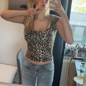 Nelly topp  - Säljer en jätte fin leopard topp från Nelly. Jag brukar ha S och den sitter bra på mig så skulle säga att det är XS/ S. Den har använts lite och skulle säga att den är i nyskick. Skriv för fler bilder på tröjan!💕